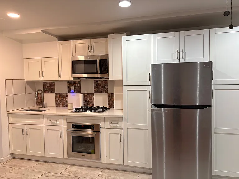 153 Ditmars St — Photo 4