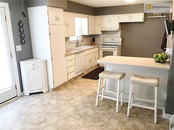 Kitchen with Eating/Serving Island