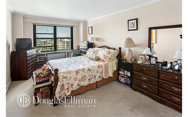 Sold by Douglas Elliman | media 18