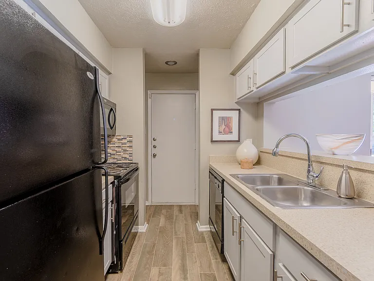 Pinehurst Place Apartments — Photo 4