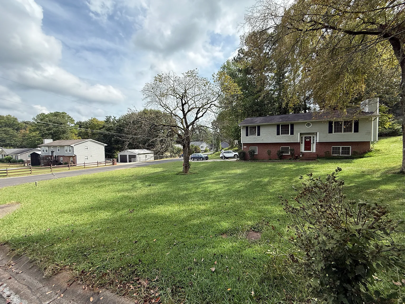 5 bed, 2381 sqft, $2,400 — Photo 3