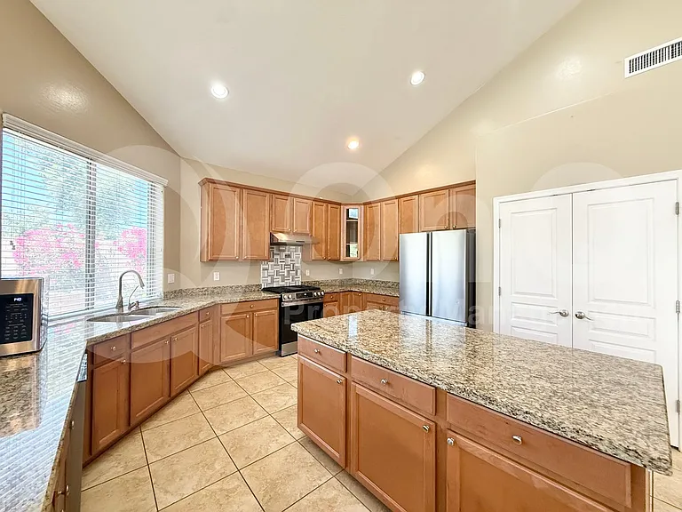 7310 S 26th Ln — Photo 6