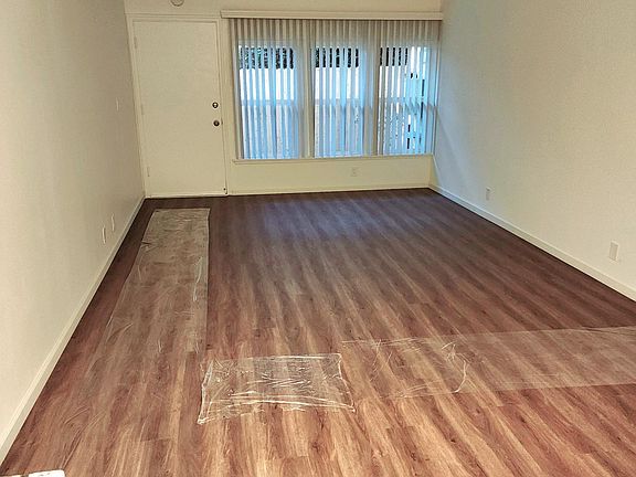 3rd image of 3363 1/4 Mentone Ave #3363-1/4
