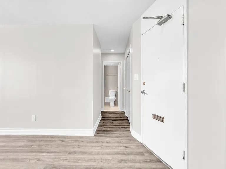 221 Queen St S — Photo 8