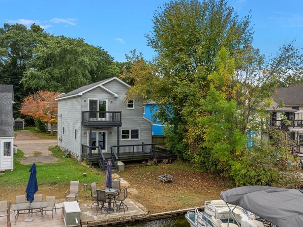 8873 Lagoon Dr, Brighton, MI 48116