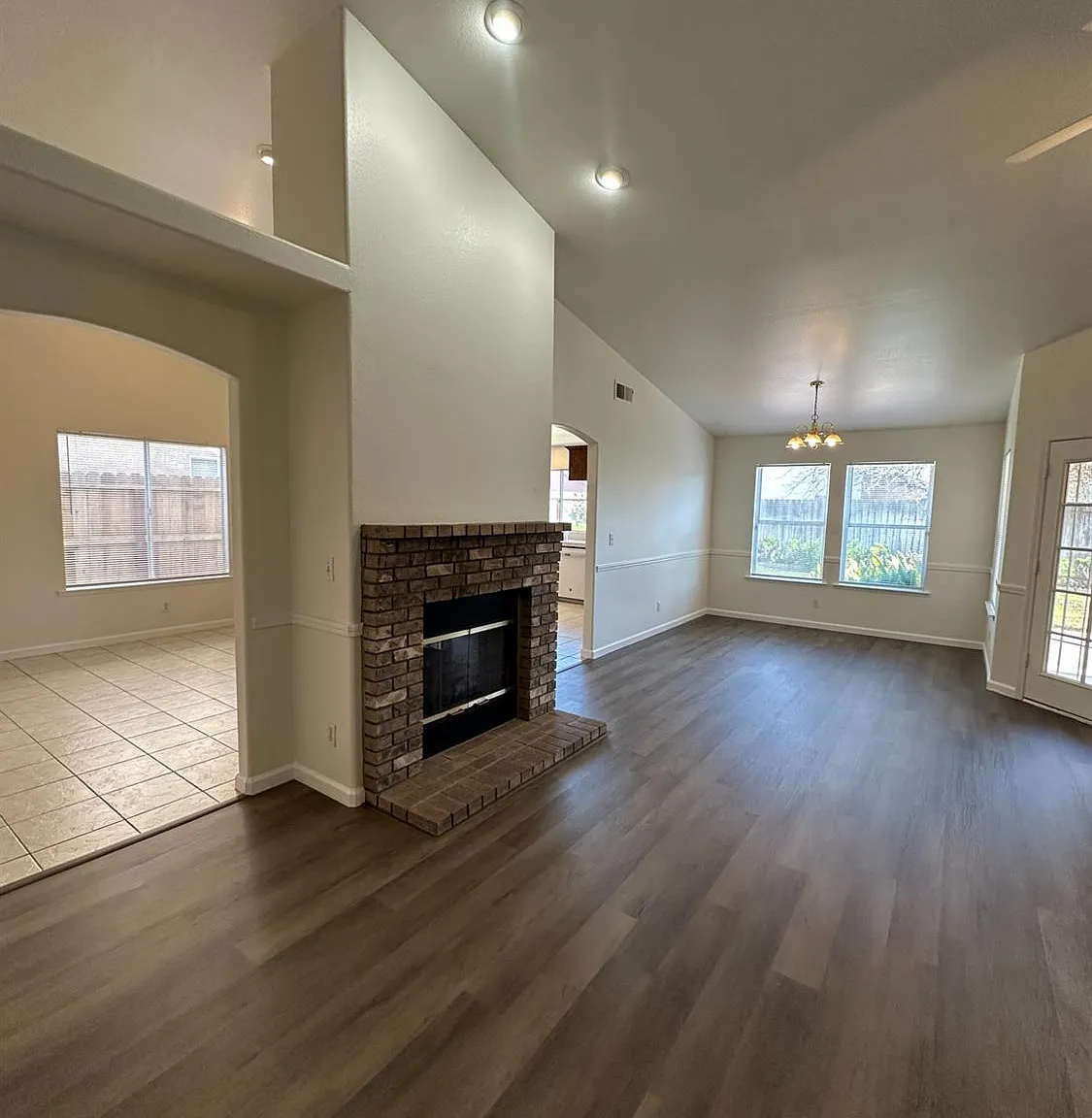 3 bed, 2014 sqft, $2,350 — Photo 3