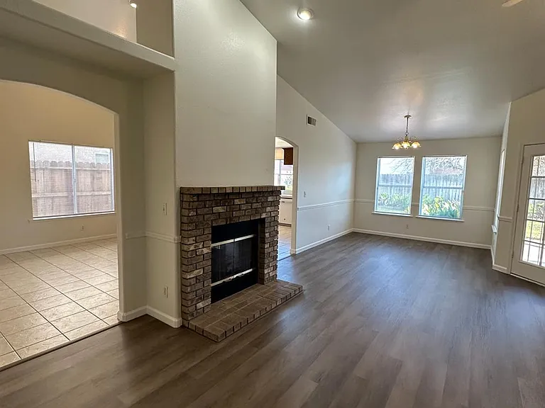 6678 N Western Ave — Photo 3