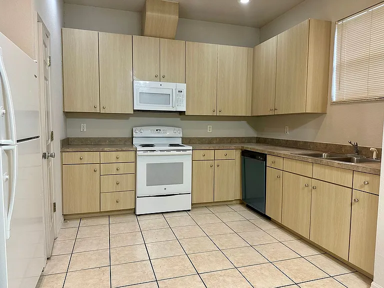 3619 W Reynolds St #1 — Photo 2
