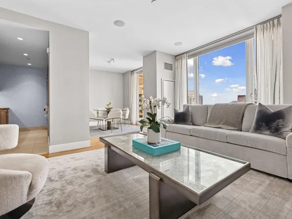 250 E 53rd St APT 3303, New York, NY 10022