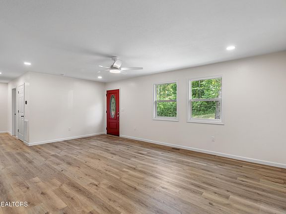 4th image of 410 Hemlock St W