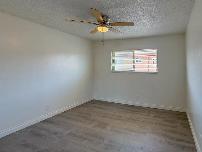 Parkway Plaza Apartments — Photo 10