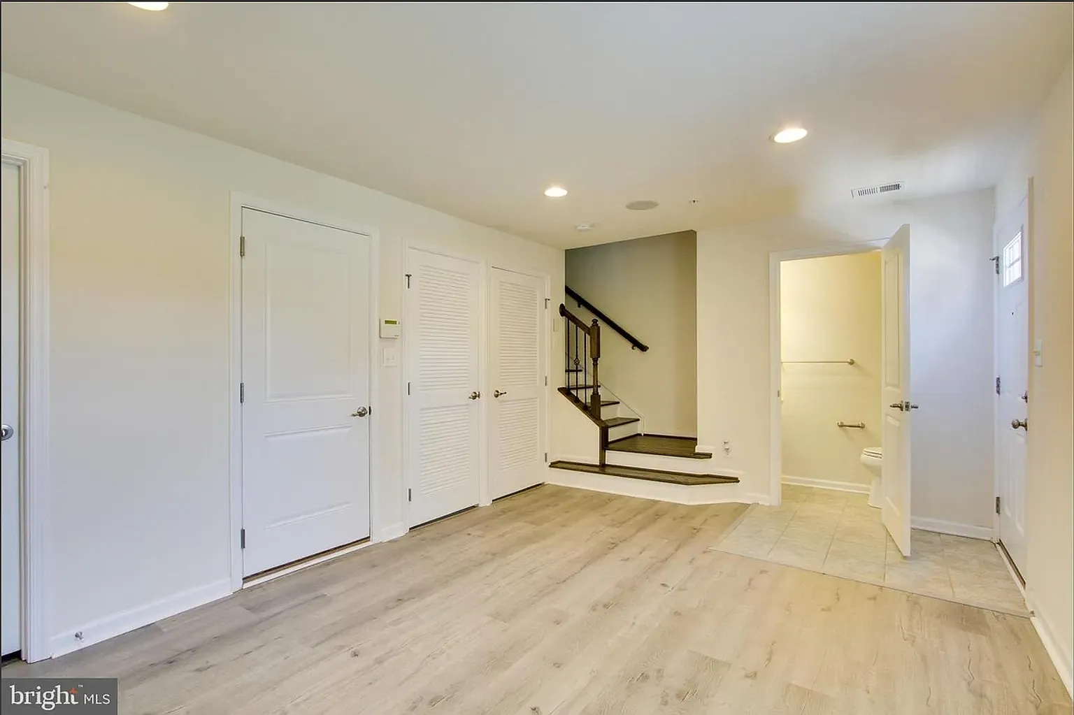 3 bed, 3.5 bath, 2112 sqft, $3,000 — Photo 2