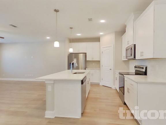 4th image of 1331 Carriage Park Dr