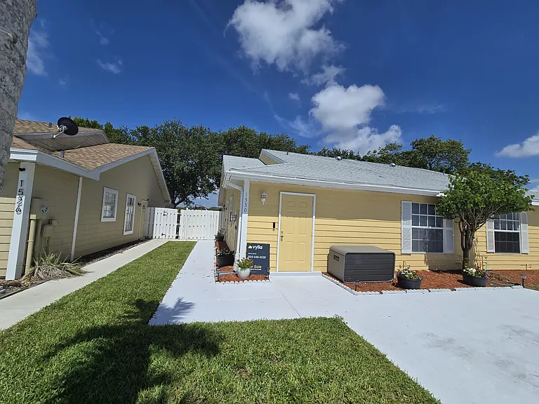 1530 Royal Forest Ct — Photo 3
