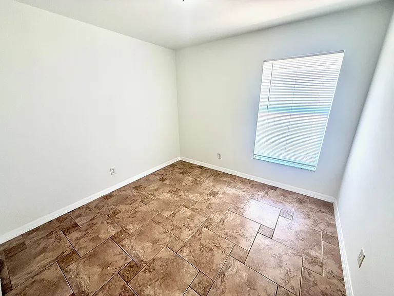 1241 Ermine St E — Photo 22