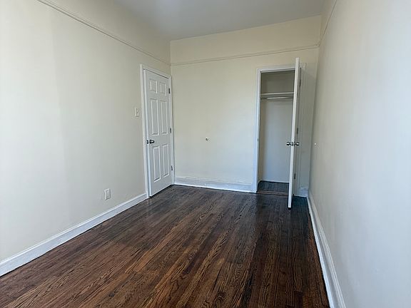 3rd image of 2850 Randall Ave #2