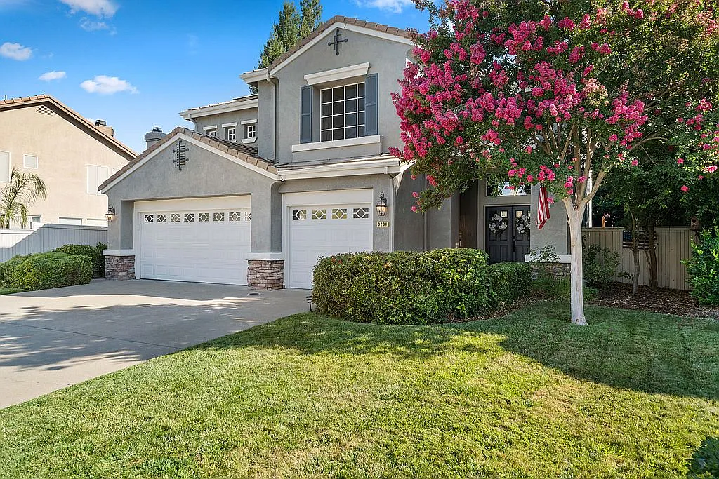 3231 Camelot Dr photo 1