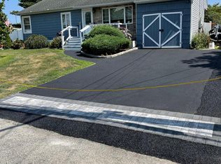 13 Raleigh Ln, Kings Park, NY 11754