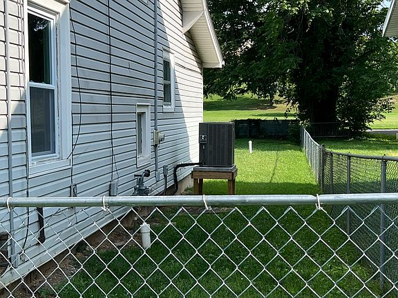 Side yard (also fenced).