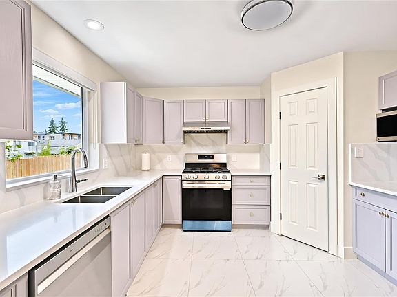4th image of 840 Inez Pl