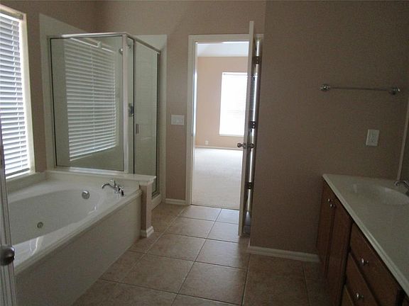 4th image of 2744 Maple Creek Dr