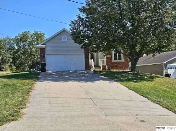 9719 Gabriella Dr, Plattsmouth, NE 68048