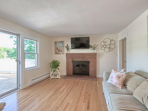 4th image of 25 Lake Dr E