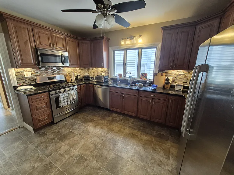 16 Sumner Ave — Photo 2
