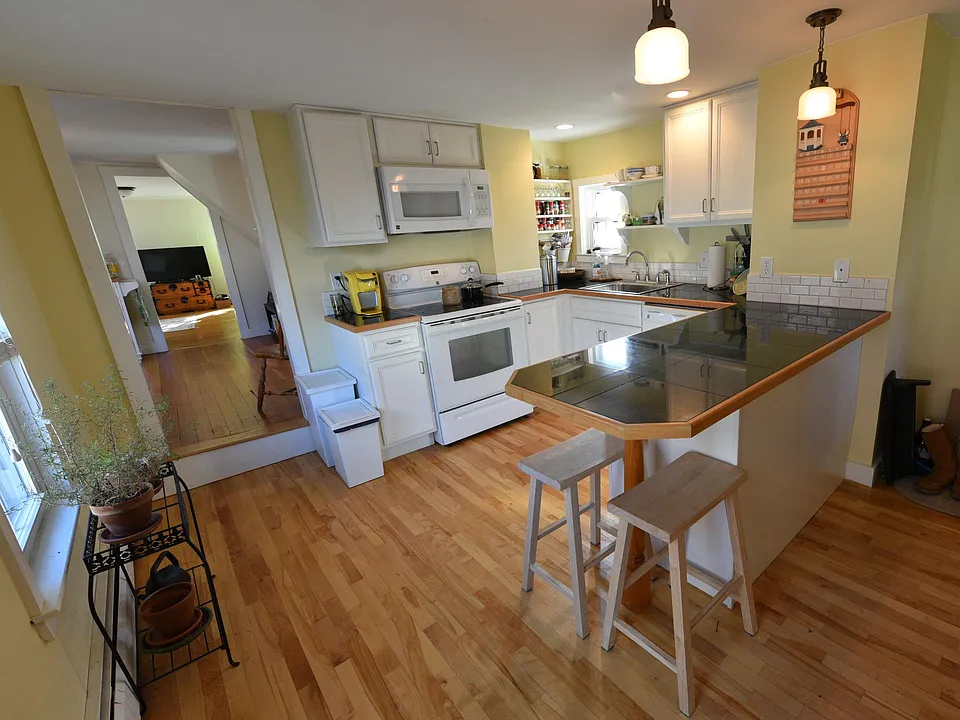 Spacious, bright and functional eat-in kitchen