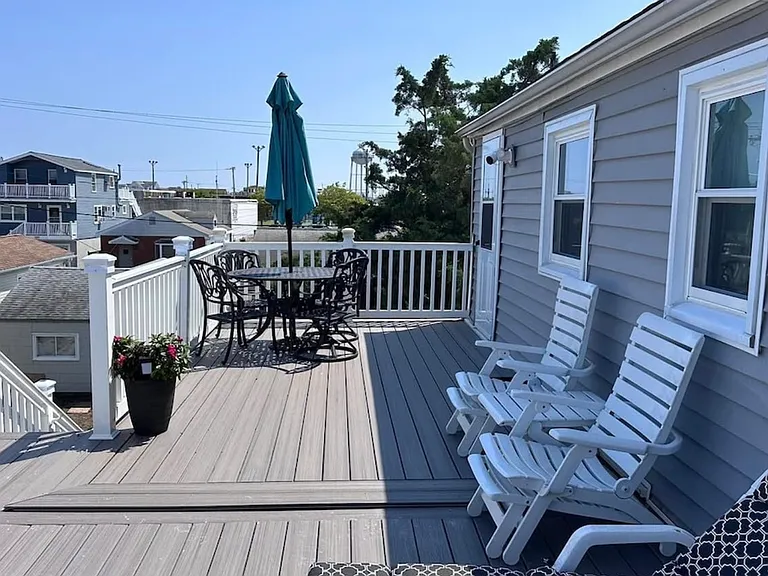 1510R Bay Blvd — Photo 2