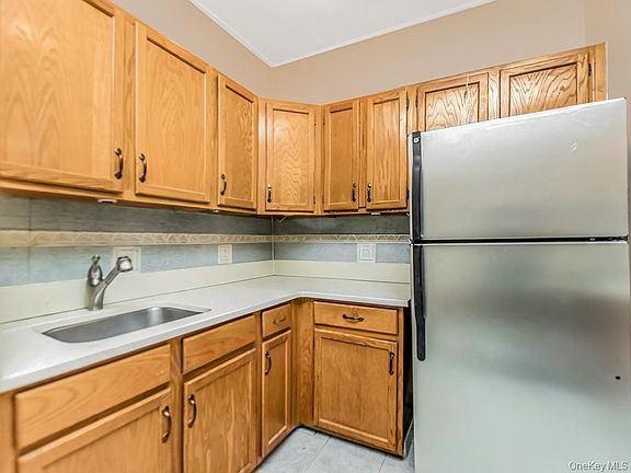 4th image of 472 Gramatan Avenue #O2