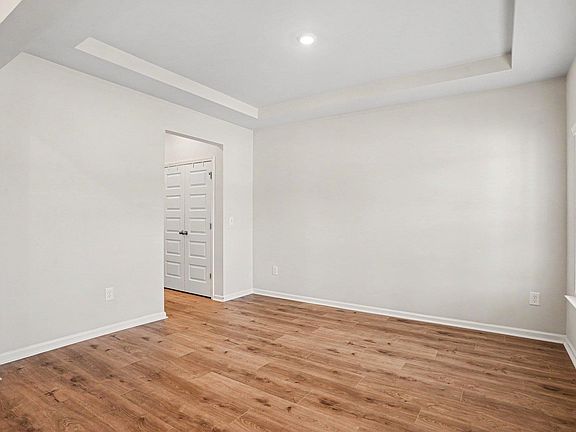 4th image of 275 Augusta Green Way
