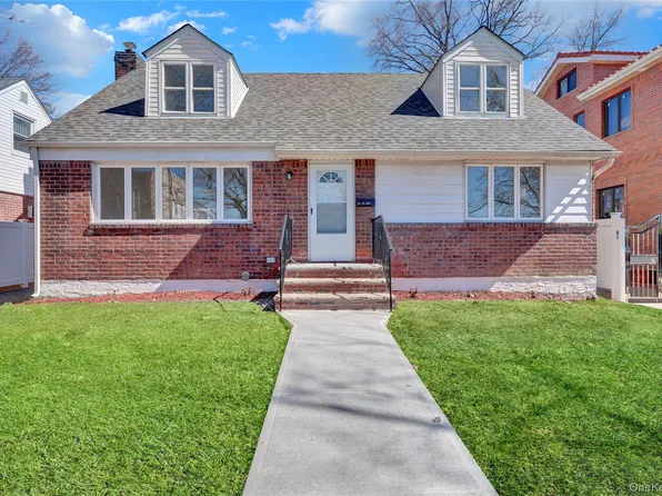 5333 202nd St, Oakland Gardens, NY 11364