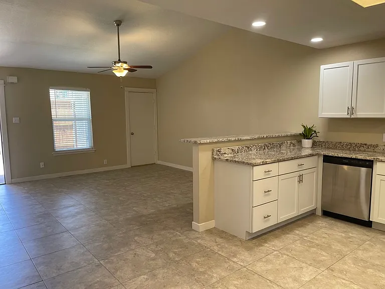 117 N Glenwood Dr #D — Photo 3