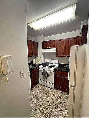 5th image of 279 E 44th St APT 10H