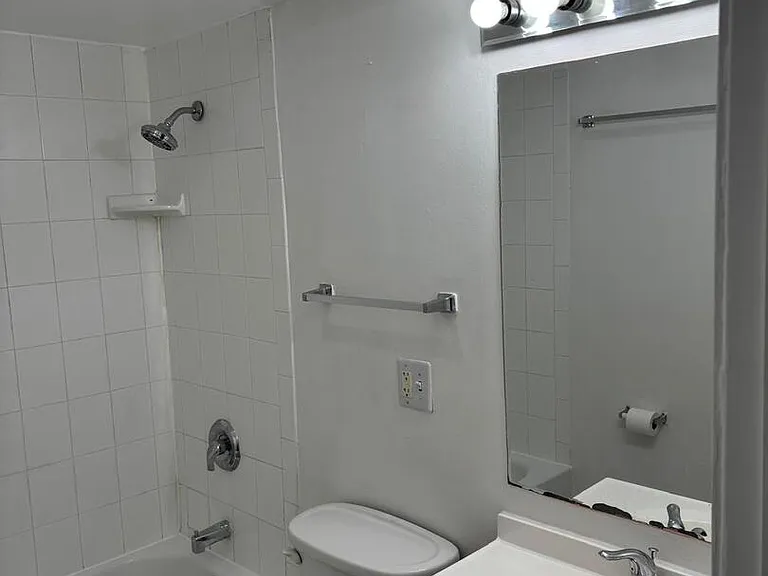 1900 W Knightsbridge Dr #1A — Photo 7