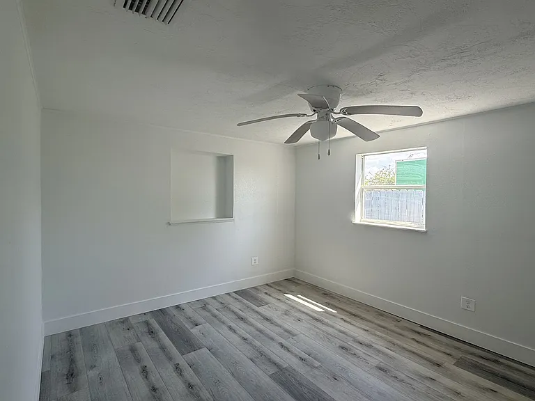 13428 Neptune Dr — Photo 24