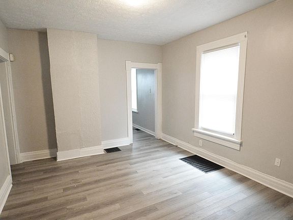 3rd image of 1555 Thomas Ave