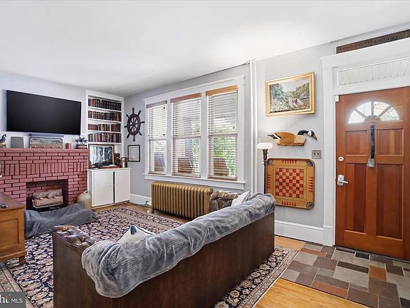 4th image of 905 Fayette St