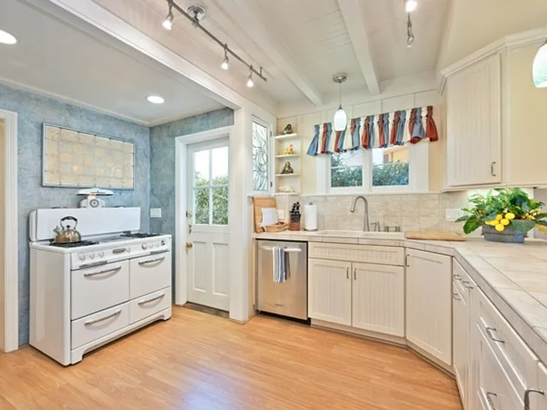 1128 E Balboa Blvd — Photo 38