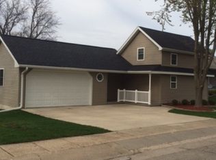 904 E 2nd St, Anamosa, IA 52205