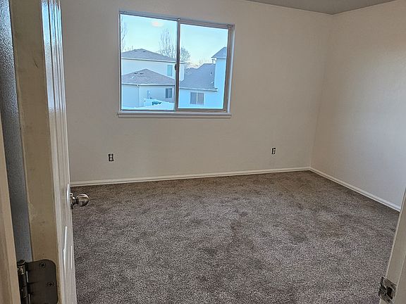 5th image of 670 Pleasant Ct