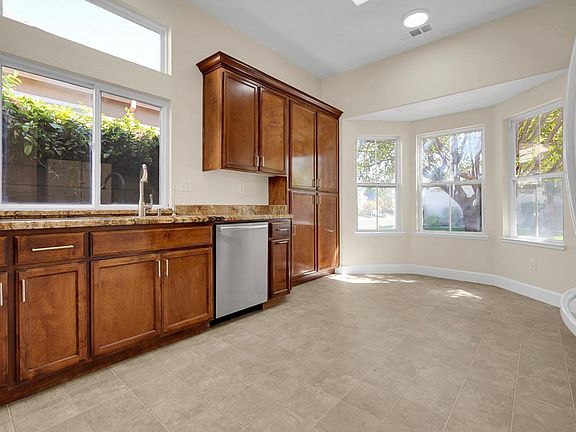 5th image of 1605 Linnea Ln