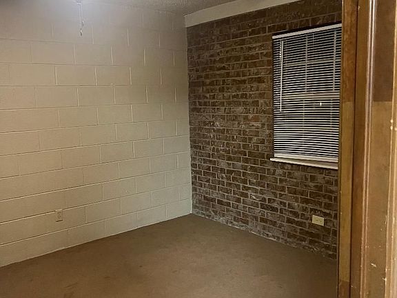 4th image of 1523 W University Ave