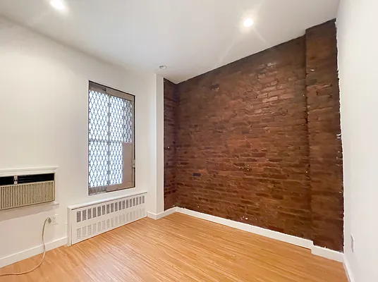 Rented by Kahen Properties | media 8