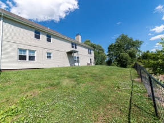 3rd image of 139 Hawthorn Ln