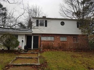 2 Beacon Ln, Hicksville, NY 11801