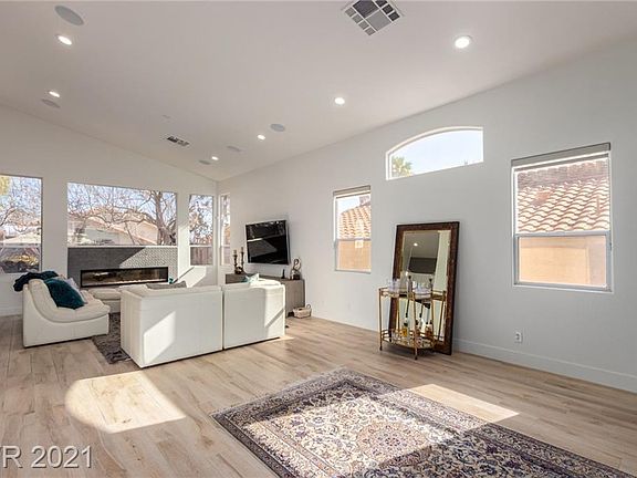 4th image of 10236 Glen Ora Ave