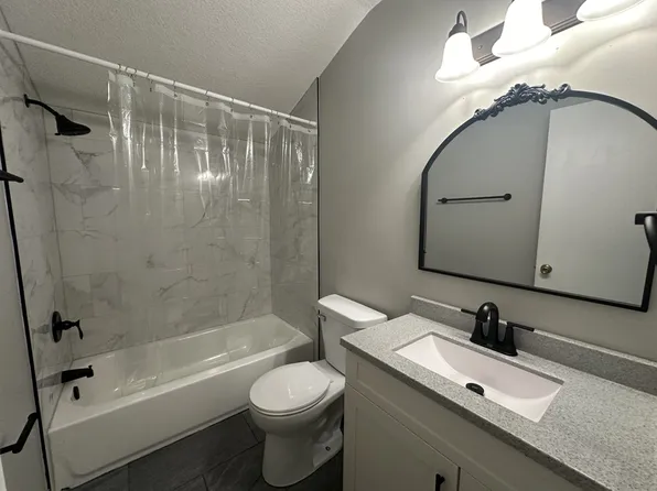 820 E 14th St, Lawrence, KS 66044