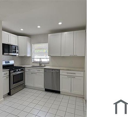 5th image of 4218 Des Moines St NE
